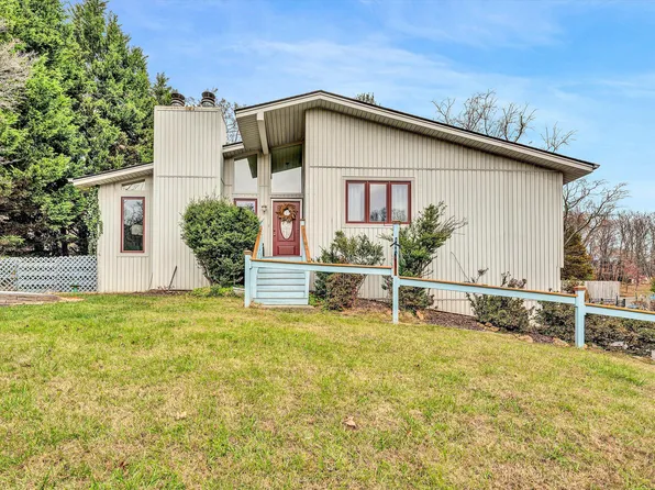 6560 Forest View Rd, Roanoke, VA 24018