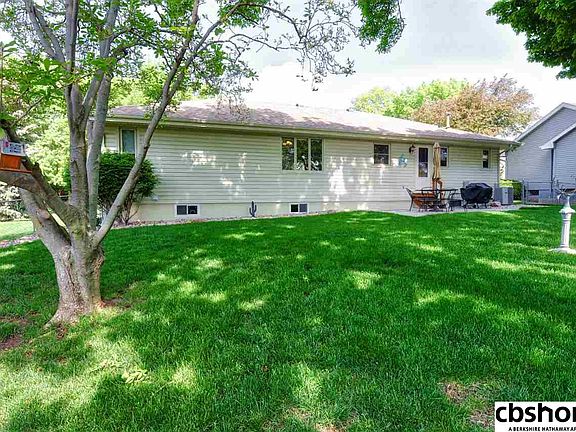 5th image of 909 Sterling Dr