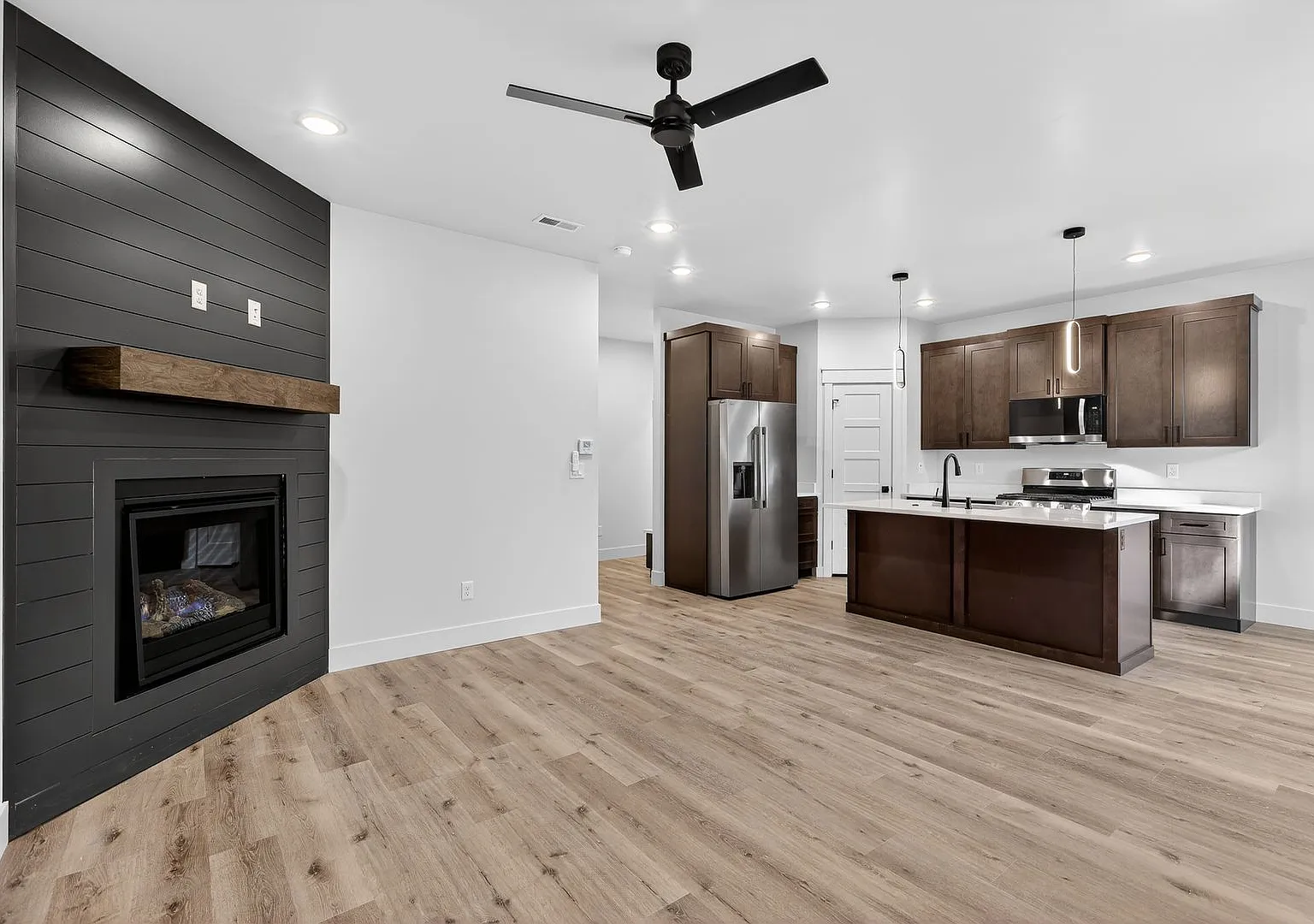Modern 3 Bed 2.5 Bath End Unit Townhome With 2 Car Garage In Ammon — Photo 4