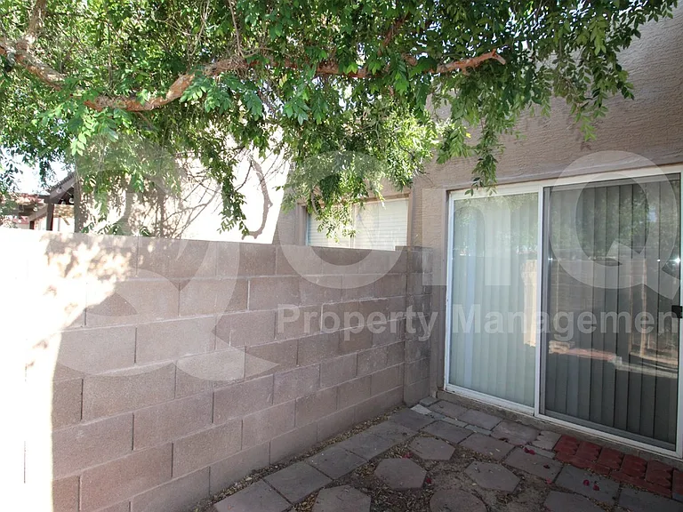 601 N May #5 — Photo 14