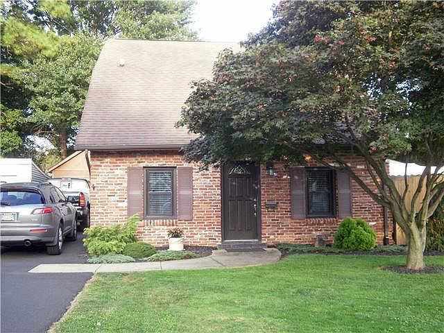 Brick & Vinyl Cape Cod w/oversized garage