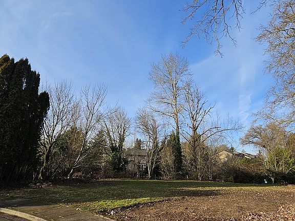 5th image of 539 SE Alder Ct