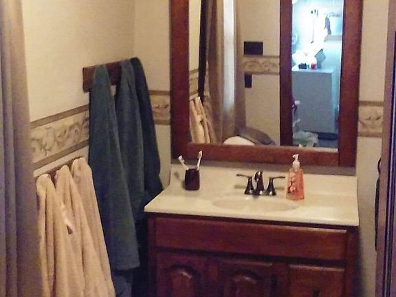 Main bathroom, bathtub to right