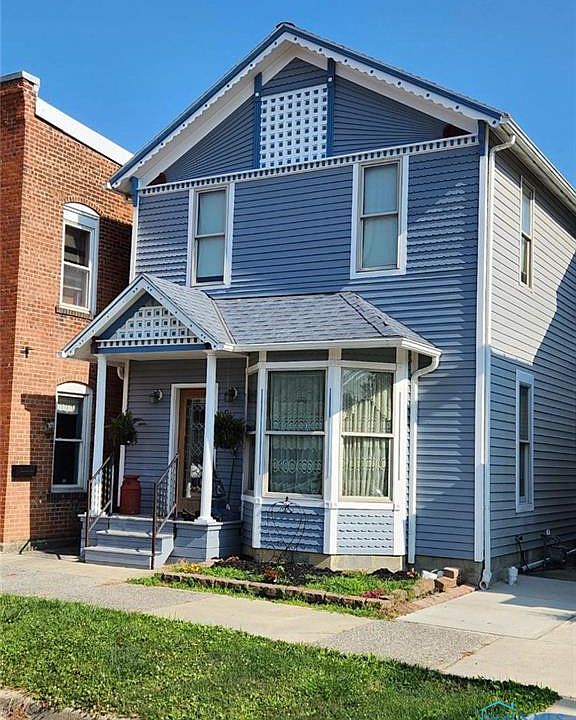 1st image of 118 E Walker St