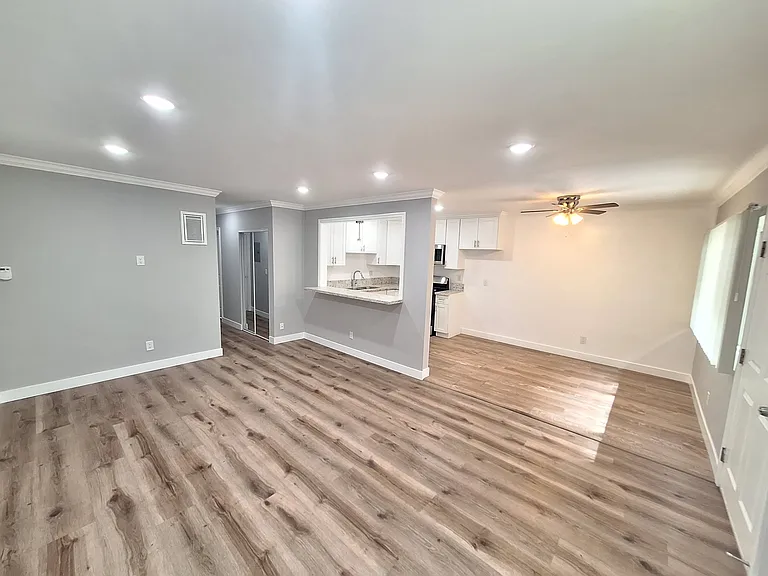 13961 Oxnard — Photo 21
