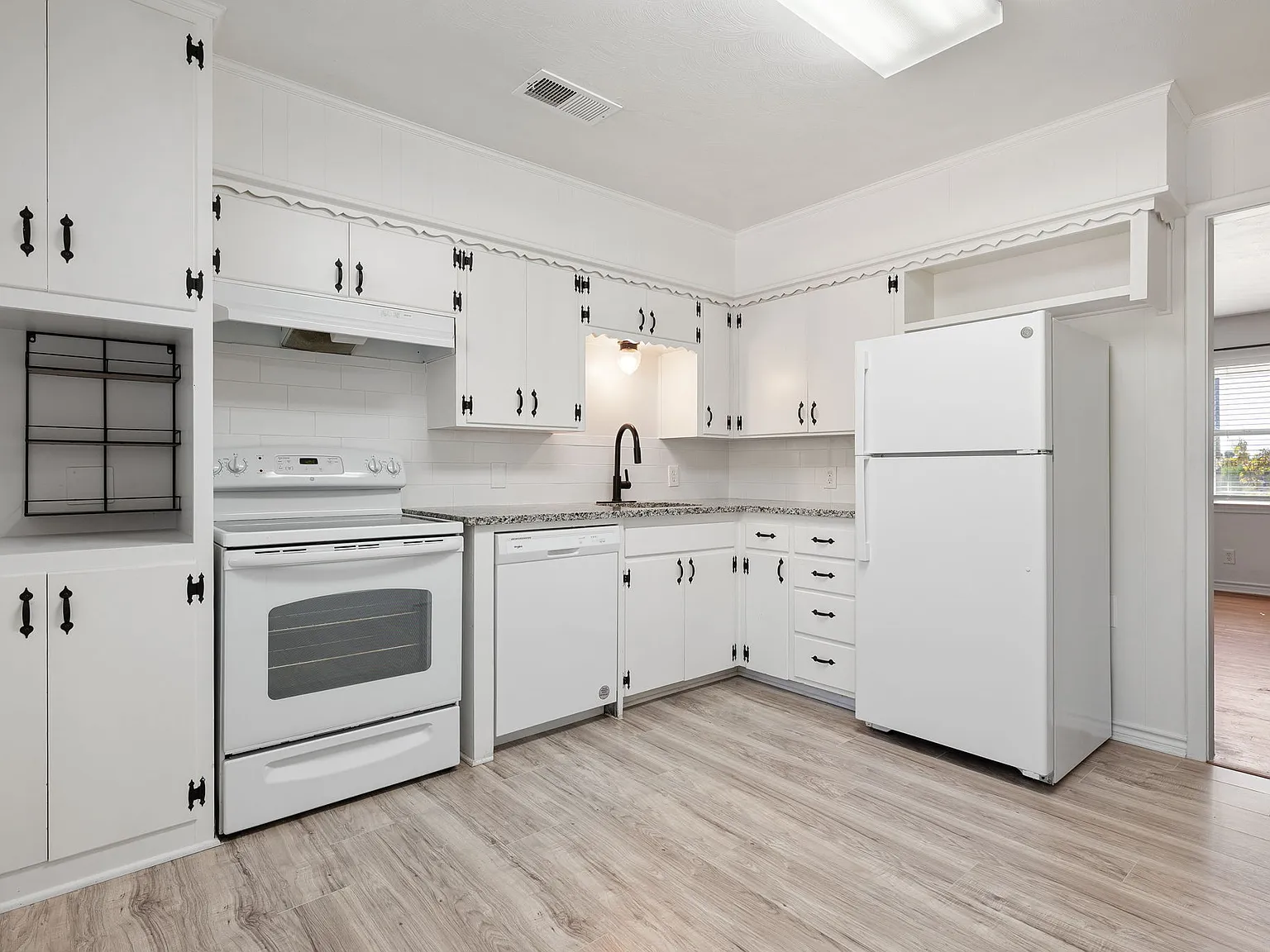 3 bed, 1096 sqft, $1,900 — Photo 2
