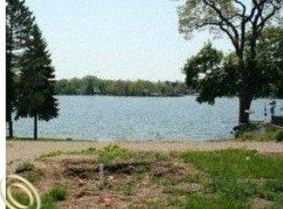 4059 Lotus Dr, Waterford, MI