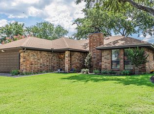 120 Shady Oaks Dr, Burleson, TX 76028