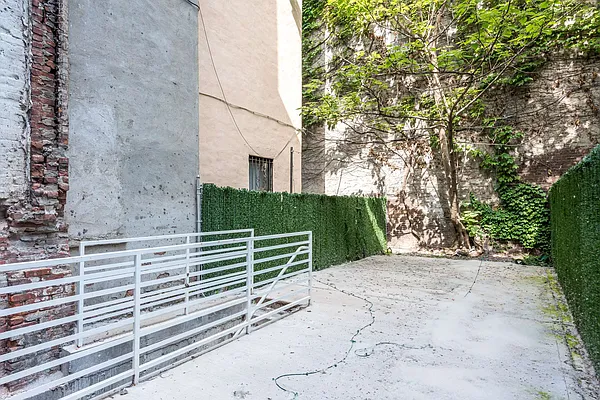 Rented by Nooklyn NYC LLC | media 24