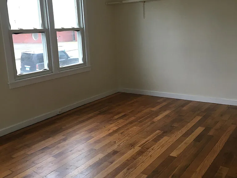 91 Hawthorne Dr — Photo 2