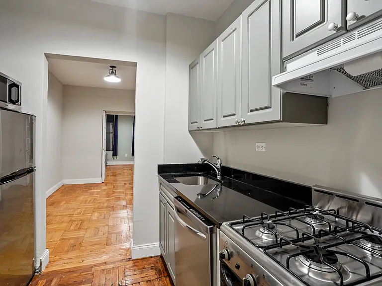 715 E 5th St #3C — Photo 2