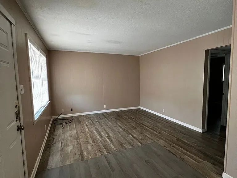 302 E Houston St — Photo 2