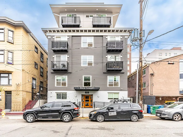 1722 Summit — Photo 14