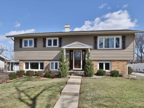 1335 Gentry Rd, Hoffman Estates, IL 60169