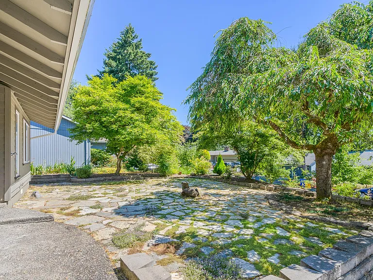 2133 SW Marigold St — Photo 5