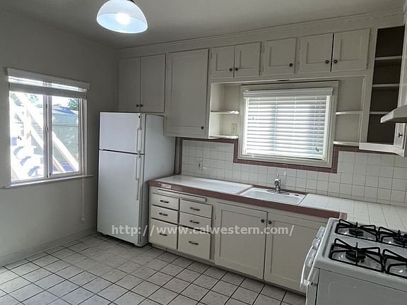 2nd image of 536 E Saint James St #2