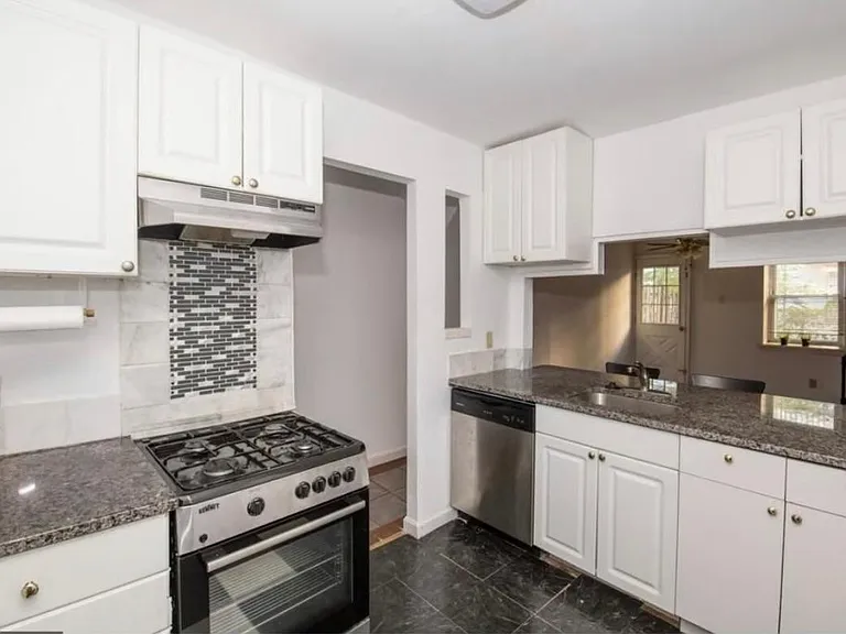 2131 Clymer St — Photo 9