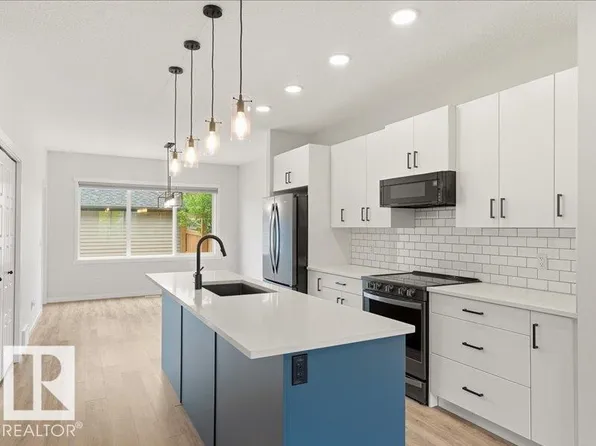 17487 77th St NW, Edmonton, AB T5Z 0R4