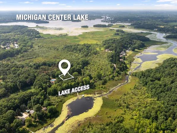 3 Peninsula Dr, Jackson, MI 49201
