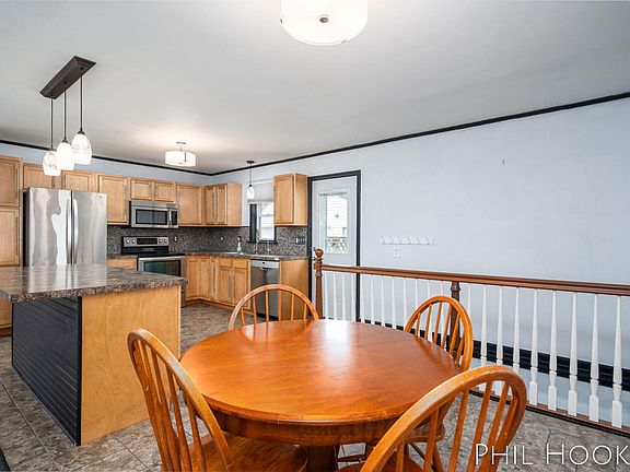 5th image of 1833 Carlton Ave NE