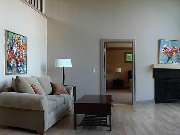 4th image of 3020 Red Oak Dr