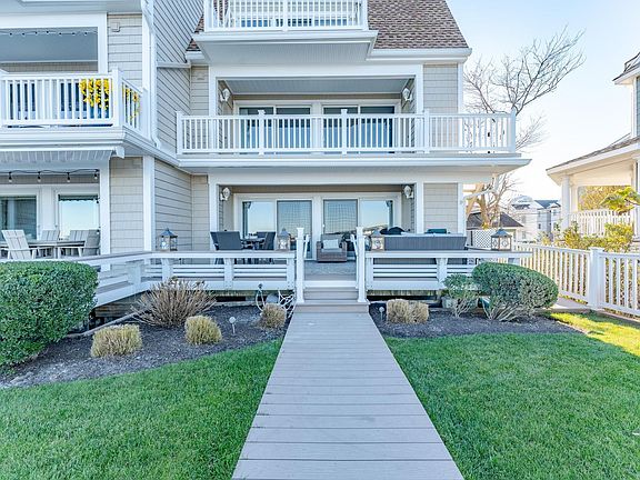 3rd image of 620 Pleasure Ave #9