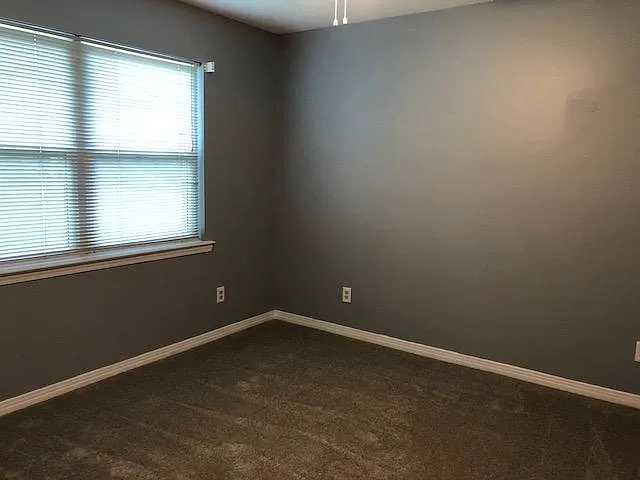 4 bed, 1985 sqft, $2,050 — Photo 3