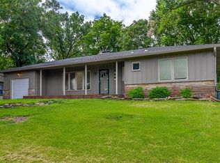 812 NW South Shore Dr, Lake Waukomis, MO 64151