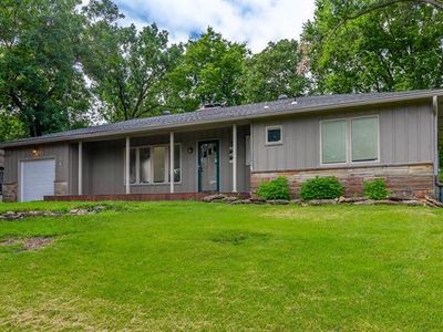 812 NW South Shore Dr, Lake Waukomis, MO, 64151