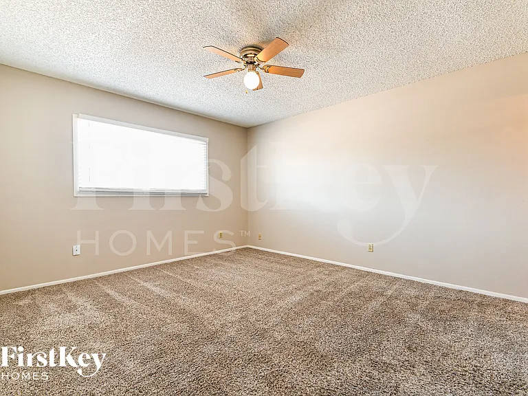 614 E Greenway Dr — Photo 11