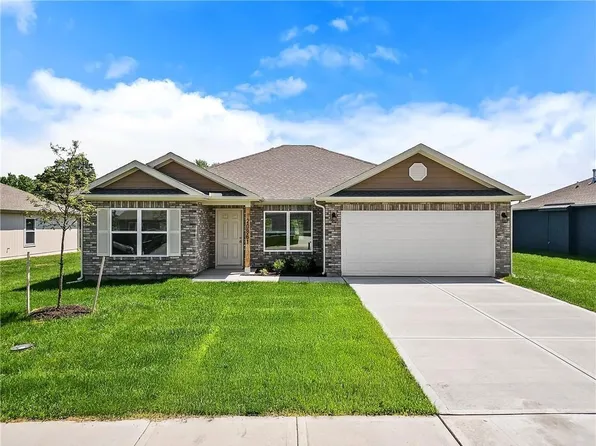 1602 SW 10th Ter, Oak Grove, MO 64075