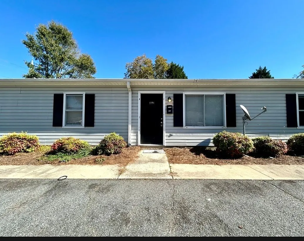 2 bed, 1000 sqft, $1,090 — Photo 1