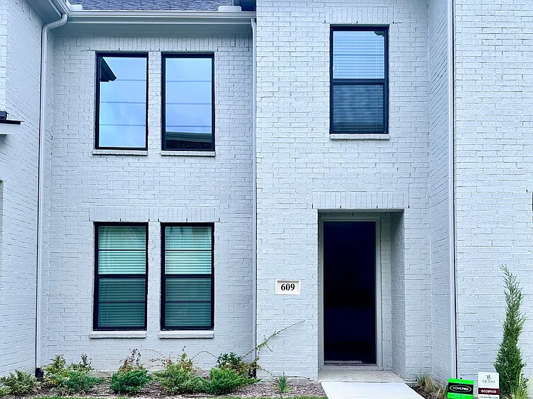 609 Friendswood Dr — Photo 1