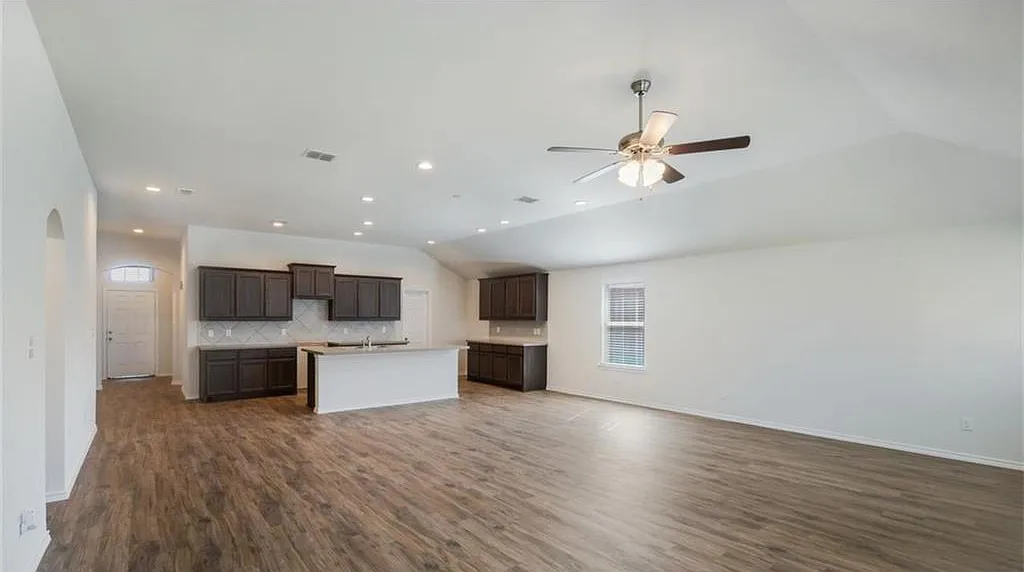 3 bed, 1861 sqft, $2,399 — Photo 4