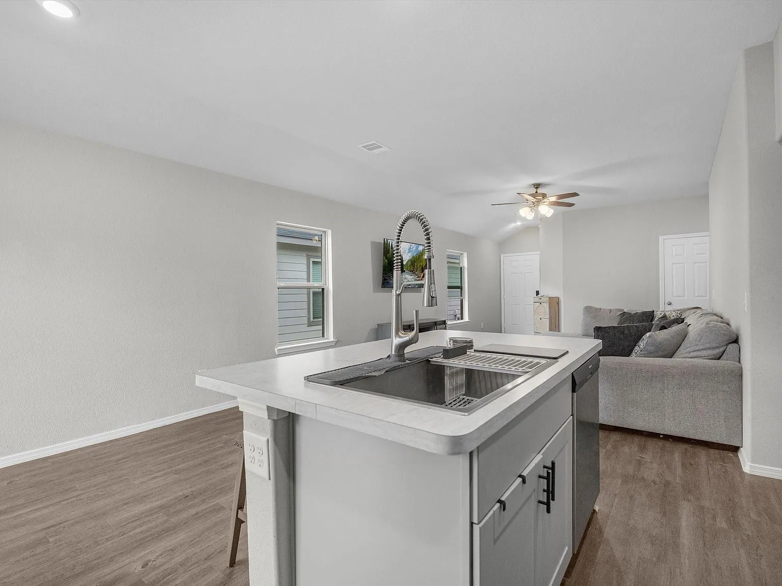 3 bed, 2.0 bath, 1273 sqft, $2,100 — Photo 4