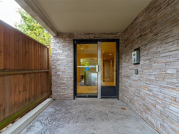 2nd image of 1615 Bay St #303