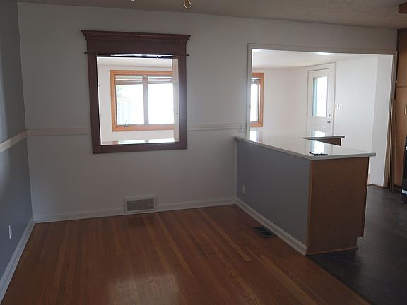 3rd image of 3319 Wellingmoor Ave