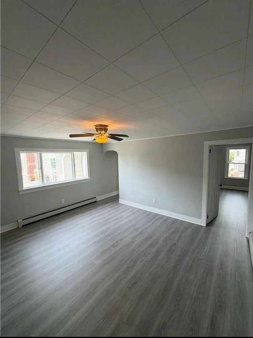 Charming 2BR Duplex in Kingston 2nd floor — Photo 1