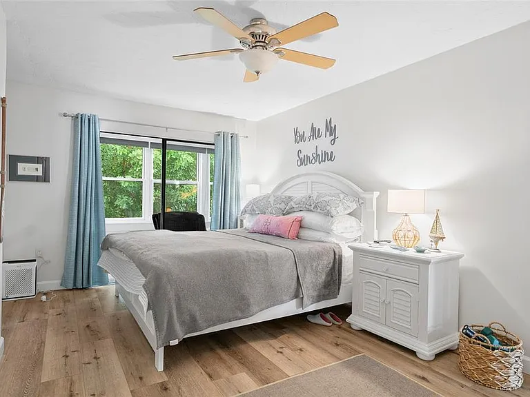 440 Palm Tree Dr — Photo 14