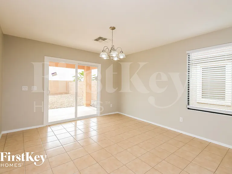 941 E Leslie Ave — Photo 4