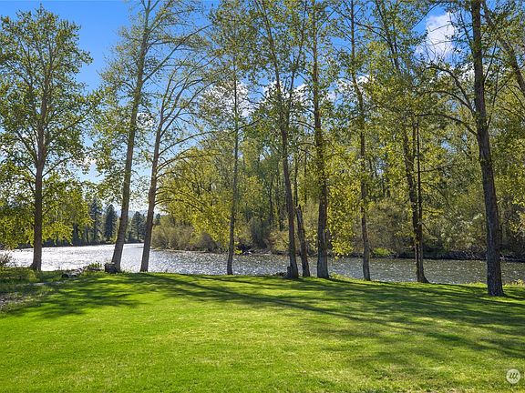 Unreal! Does it get any better than this? Two bends in the Yakima River, level lot, well and power installed!>