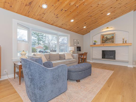 3rd image of 1411 Oriole Dr