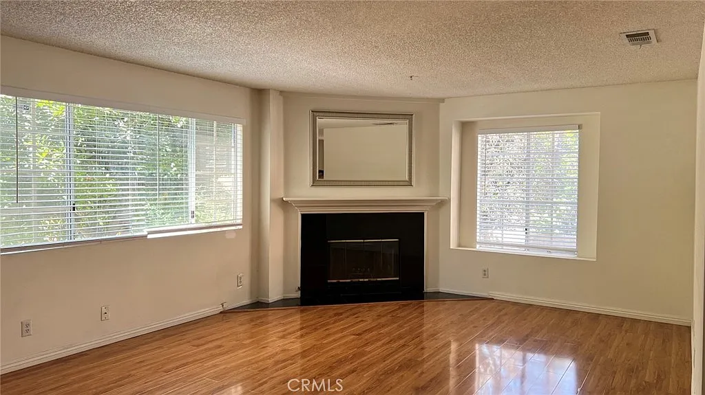 3 bed, 1376 sqft, $3,800 — Photo 3