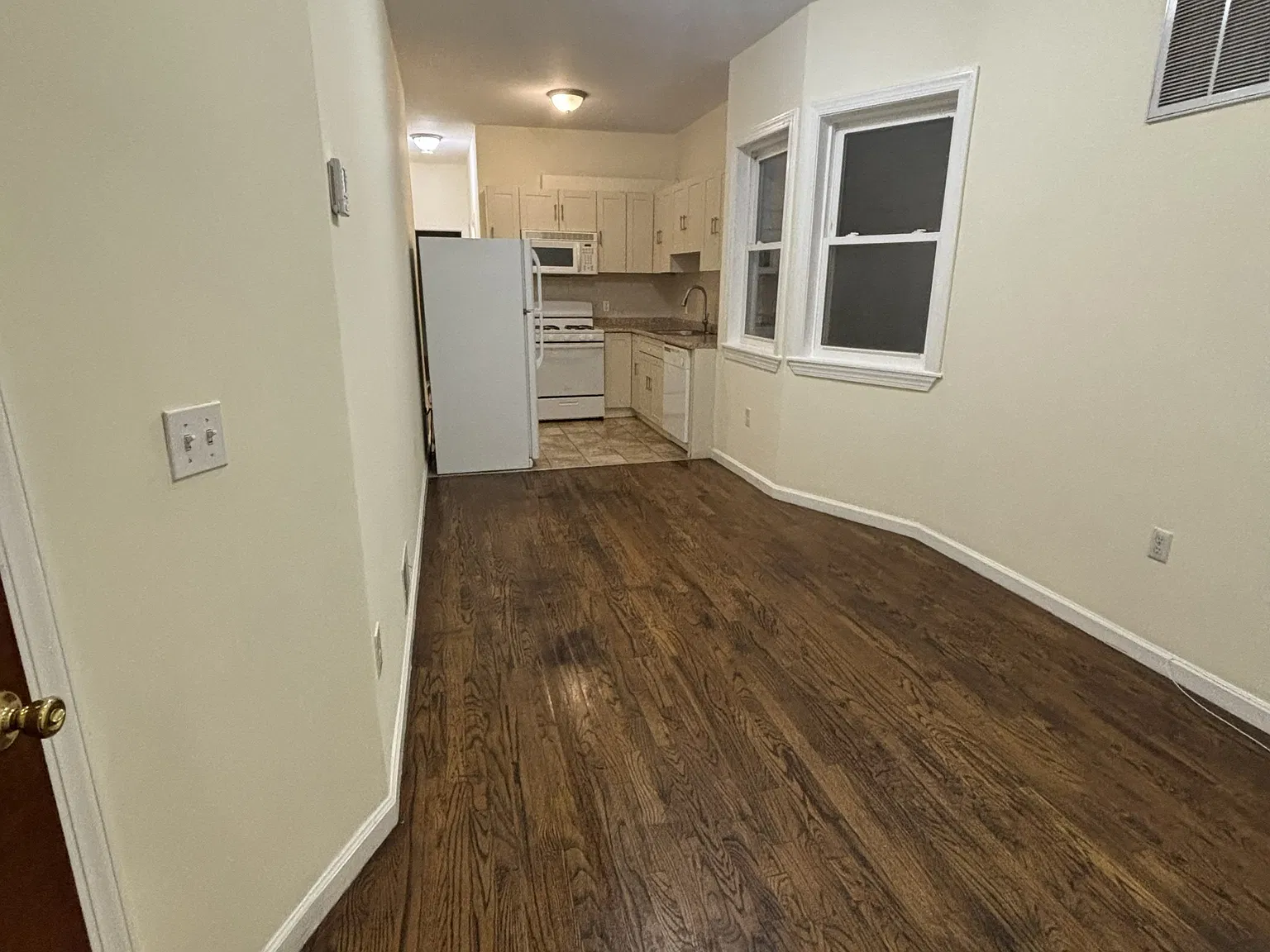 42 Hawkins Street - 1R — Photo 3