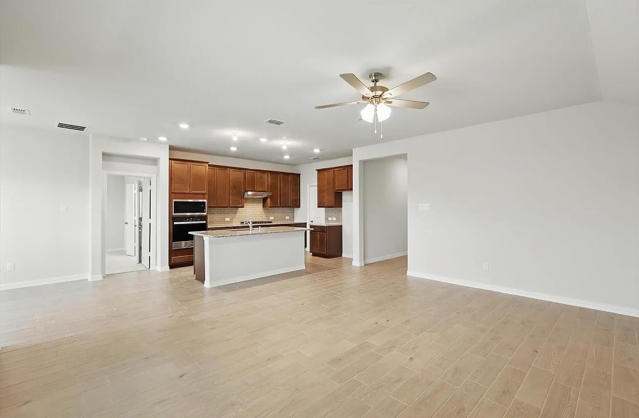 4 bed, 2065 sqft, $2,495 — Photo 4