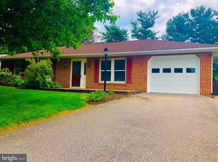 938 E Brandon Dr, Chambersburg, PA 17201