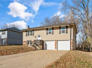 1218 NW Golfview Dr, Grain Valley, MO 64029