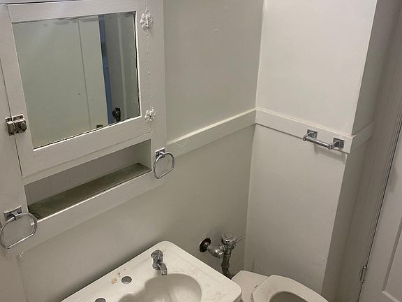 4th image of 2330 Larkin St APT 31