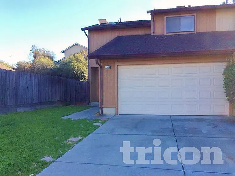 1344 Shaddick Dr — Photo 2