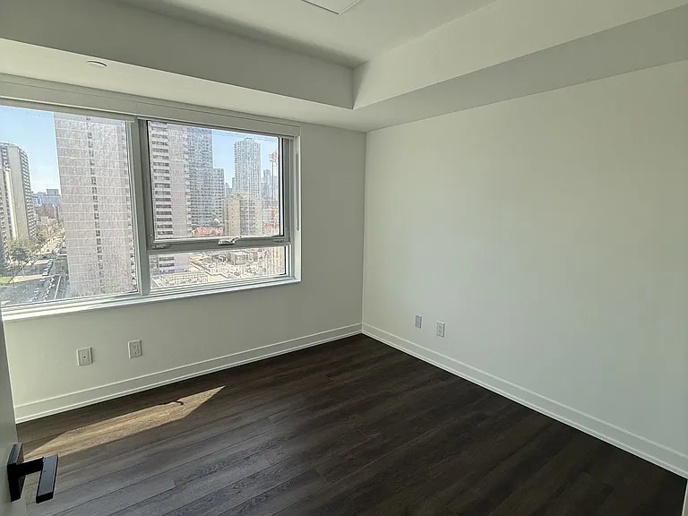 609 Sherbourne St — Photo 4